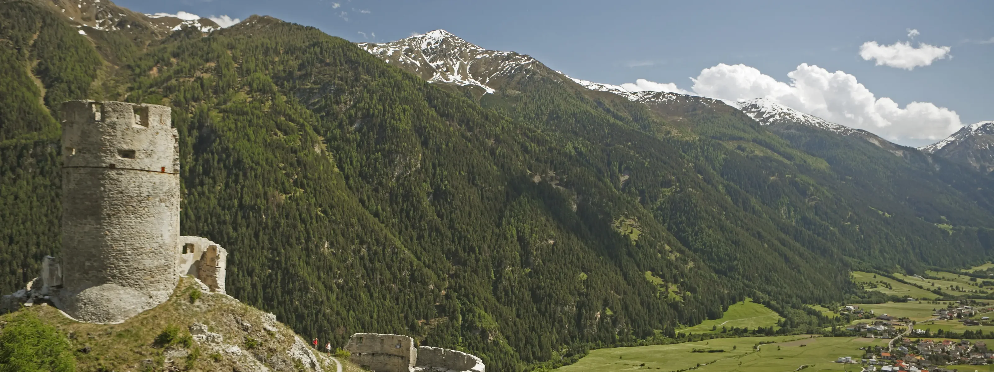 Suedtirol, Vinschgau, Taufers im Münstertal, Blick von der Ruine Rotund über Taufers,